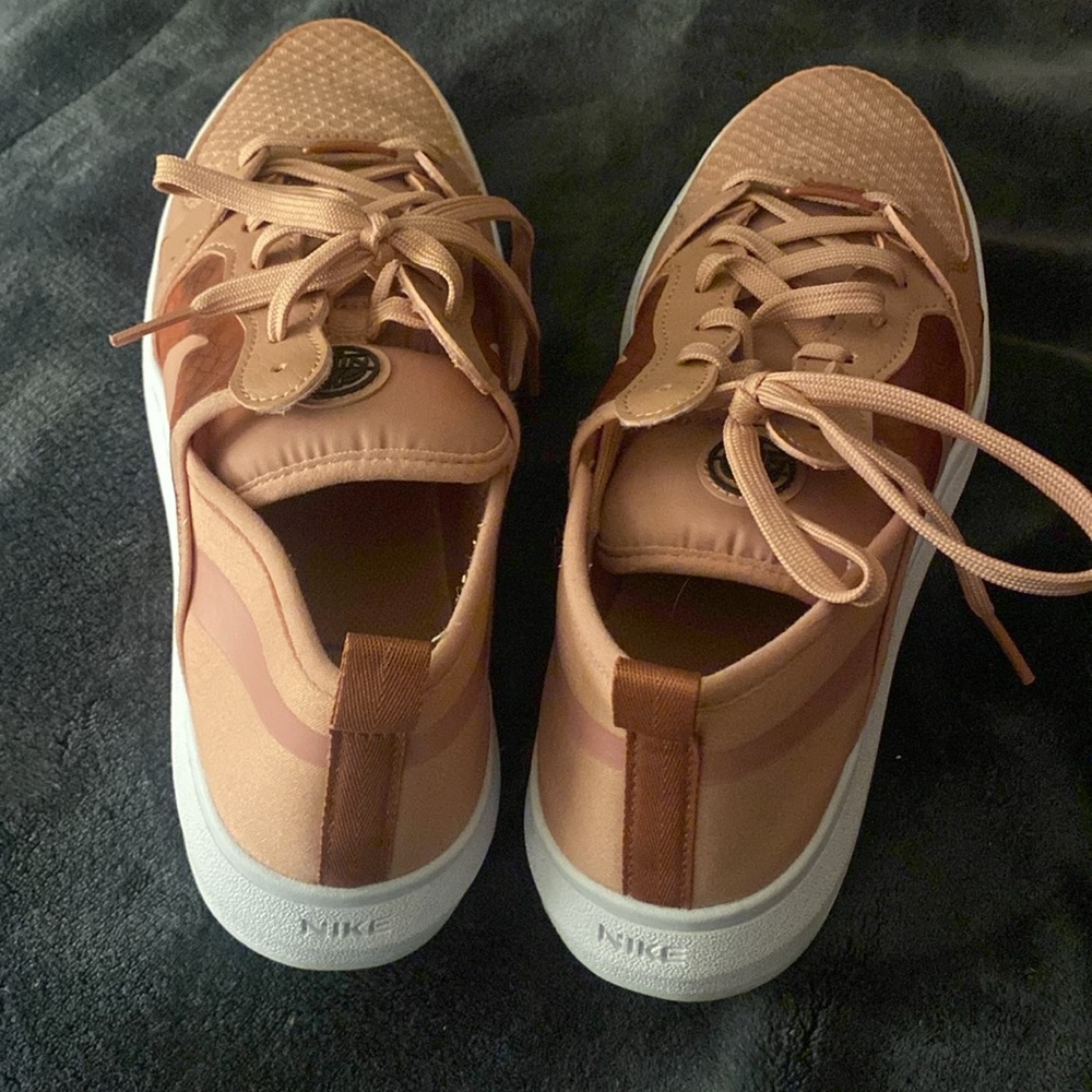 Size 10 Nike Shows. Rosey pink with a cute mesh side detail. Slight platform. - Picture 4 of 5